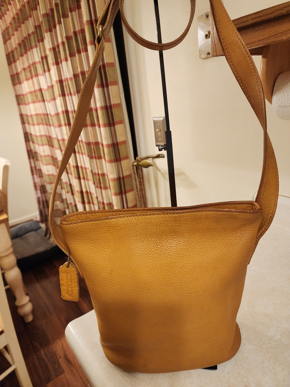 1997 Vintage Coach Sonoma small bucket/zip bag in a tan/camel pebbled leather